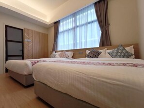 Premium bedding, memory foam beds, desk, soundproofing - Oikos Poshtel (Kota Kinabalu)