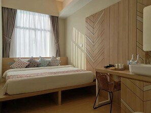 Premium bedding, memory foam beds, desk, soundproofing - Oikos Poshtel (Kota Kinabalu)