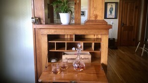 A wooden shelf with a potted plant, a sign reading "Farmer's Market," and three glasses of whiskey. - 4 bedroom, 116 acre Farmhouse 10 minutes from downtown  Charlevoix  (Charlevoix)