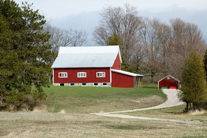 Exterior - 4 bedroom, 116 acre Farmhouse 10 minutes from downtown  Charlevoix  (Charlevoix)