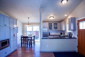 Fridge, microwave, oven, stovetop - 3 bedrooms, 2 bathrooms (Sisters)