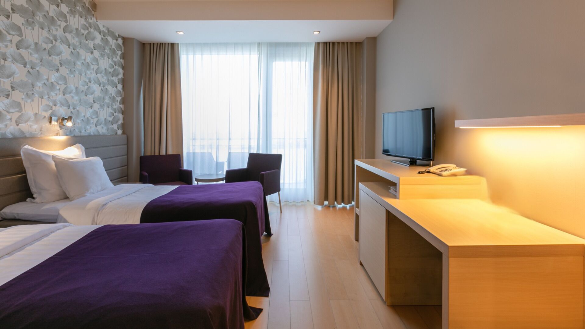 Minibar, coffres-forts dans les chambres, bureau, Wi-Fi gratuit