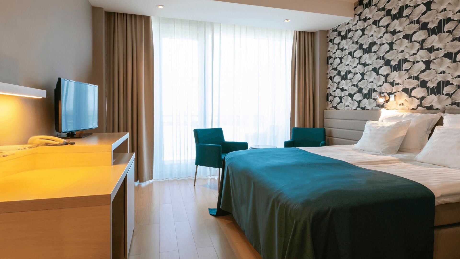 Minibar, coffres-forts dans les chambres, bureau, Wi-Fi gratuit