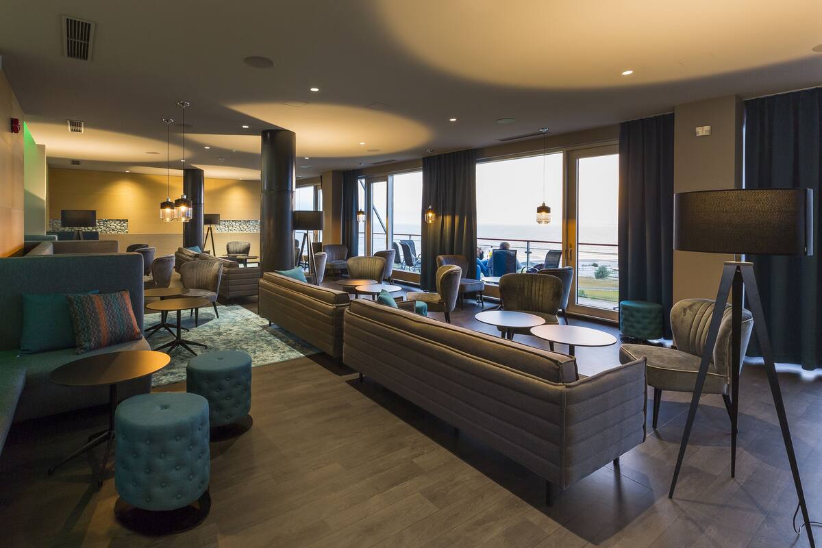 3 bars/lounges, cocktail bar