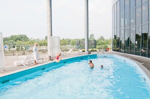 2 Innenpools, Außenpool, Sonnenschirme, Liegestühle