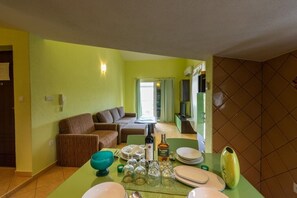Dining - Apartment in Vinišće with Balcony, Air condition, WIFI, Washing machine (4753-3) (Vinišce)