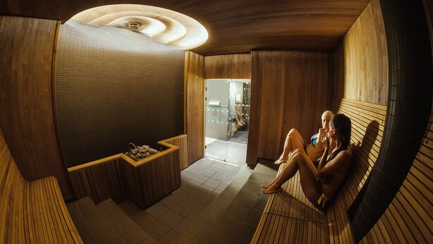 A sauna room with wooden walls and a bench. - Tervis Medical Spa Hotel (Parnu)