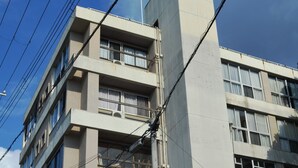 Un immeuble à plusieurs étages doté de balcons et de grandes fenêtres.