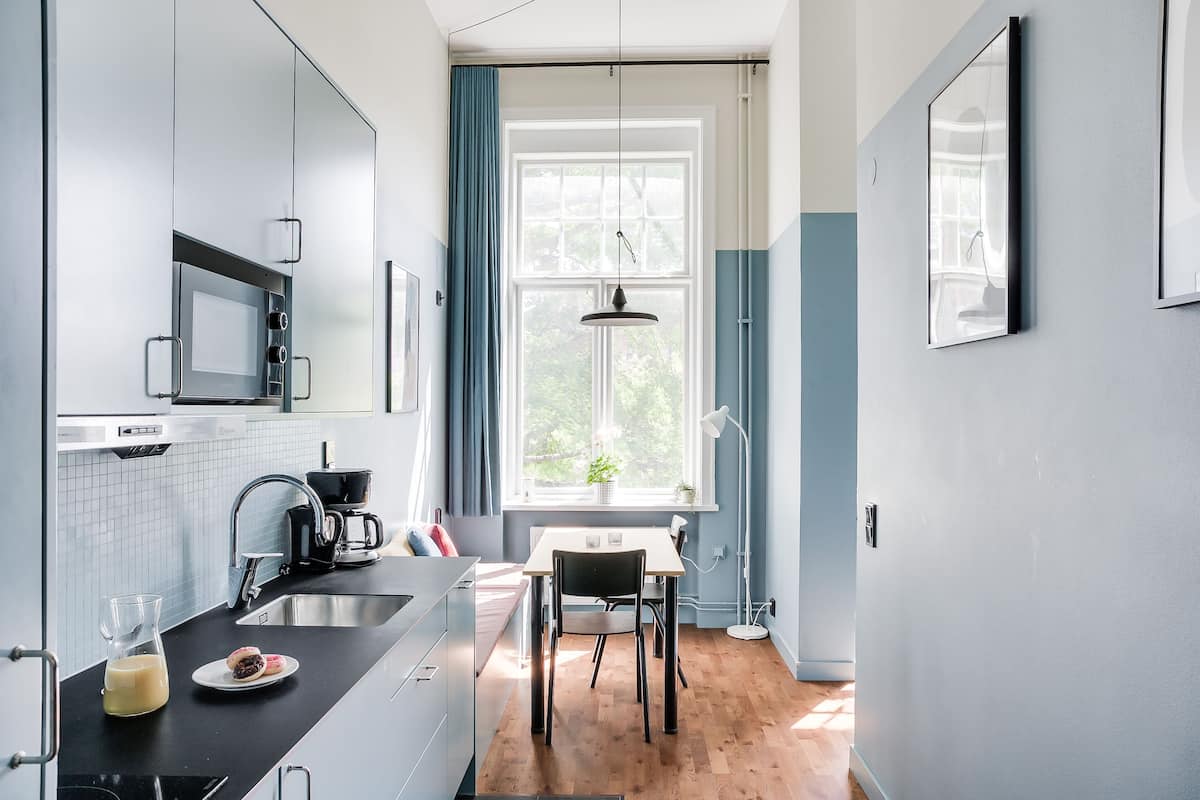 Large Studio, 2 Twin Beds | Private kitchen | Fridge, microwave, stovetop, dishwasher