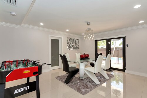 Tropical paradise wonderful, weekly and monthly discounts available!.