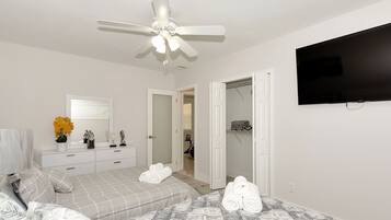 4 bedrooms, desk, travel cot, free WiFi