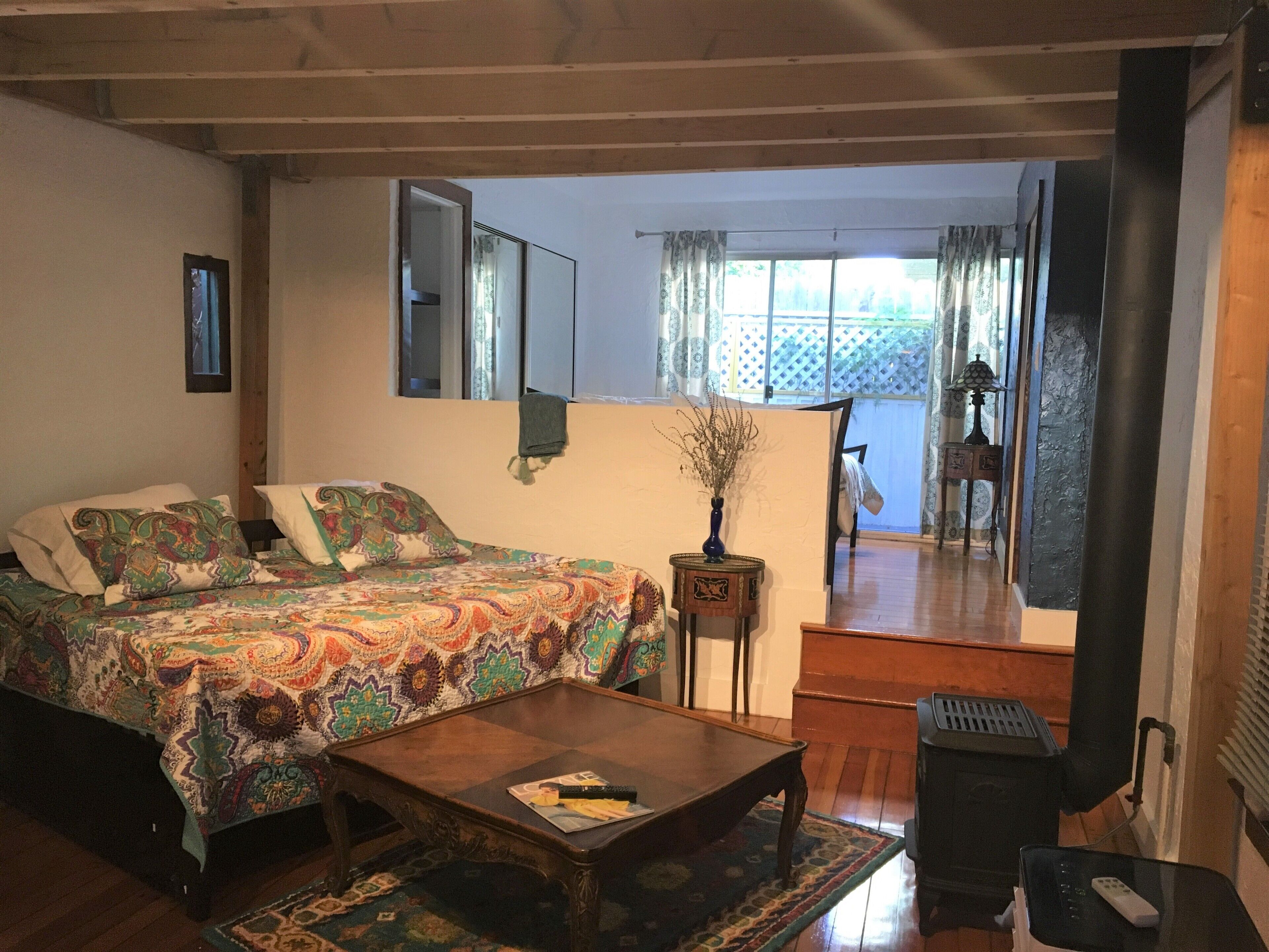 Escritorio, tabla de planchar con plancha, wifi gratis y ropa de cama