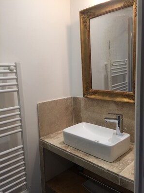 Sèche-cheveux, serviettes fournies, savon, papier toilette