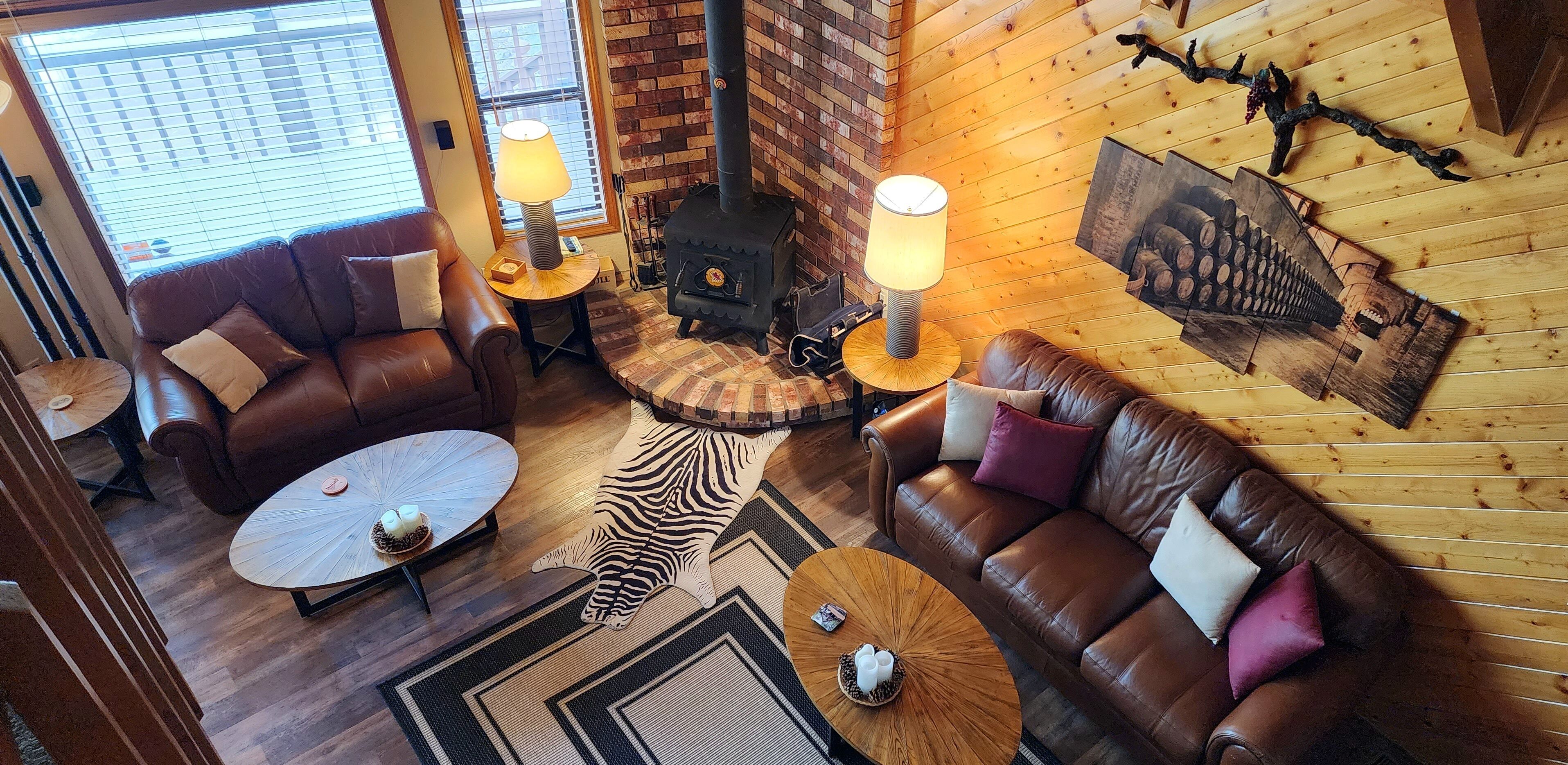 Beautiful Naughty Pines Lodge! Impressive Covered Deck, 2 King Masters & Loft.