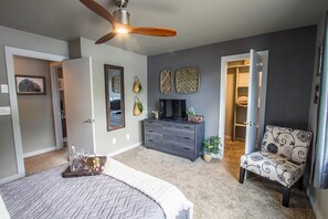 2 dormitorios, escritorio, tabla de planchar con plancha y cuna de viaje