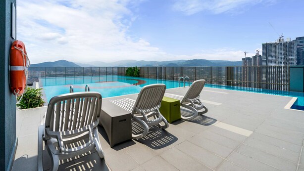 A rooftop pool area with lounge chairs and a lifebuoy. - 3 Tower by Plush (Kuala Lumpur)