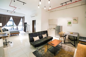 Studio (1) | Living room | Flat-screen TV, Netflix