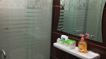 Apartment, 2 Schlafzimmer | Badezimmer | Dusche, kostenlose Toilettenartikel, Haartrockner, Handtücher