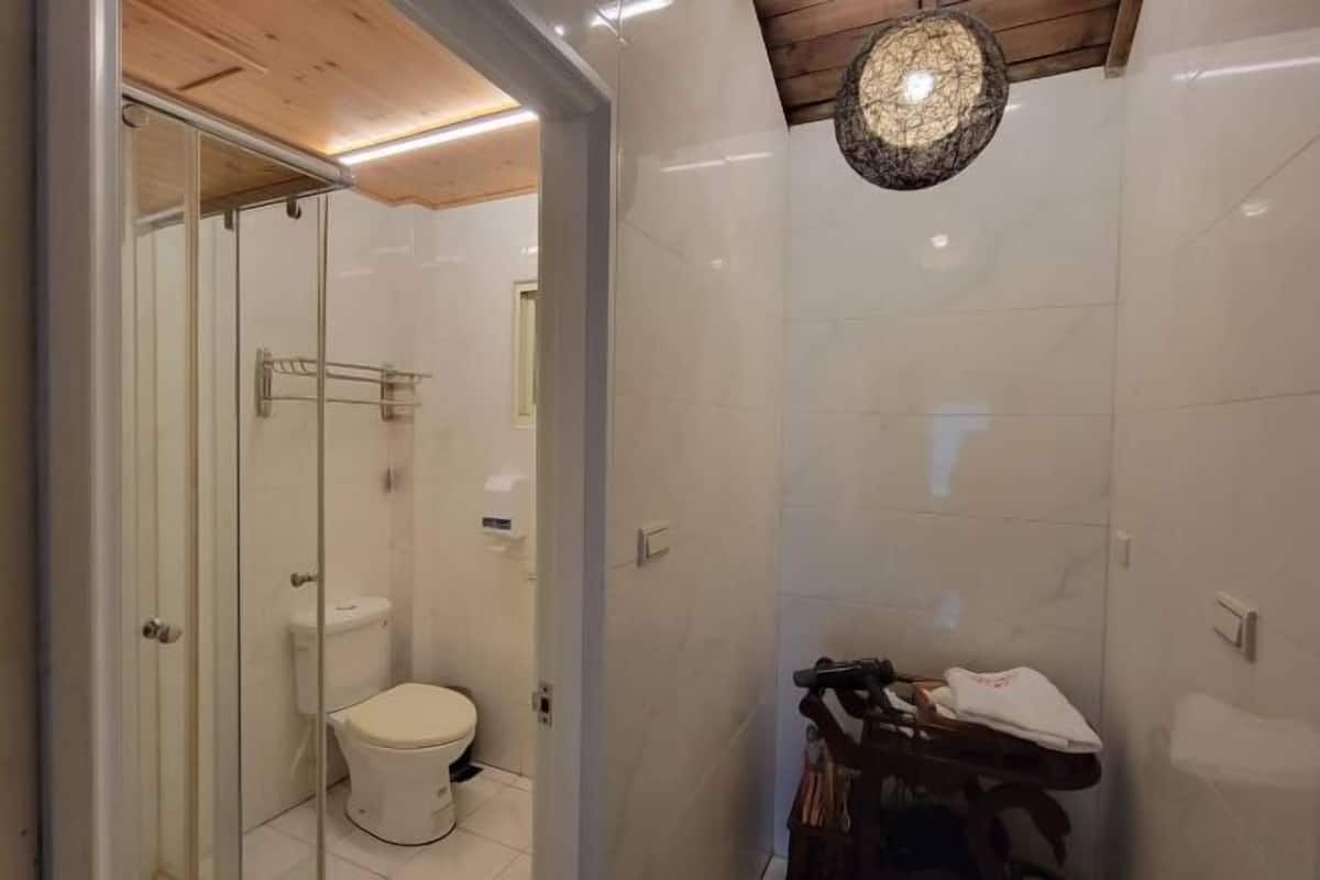 Bathroom | Combined shower/tub, free toiletries, hair dryer, slippers