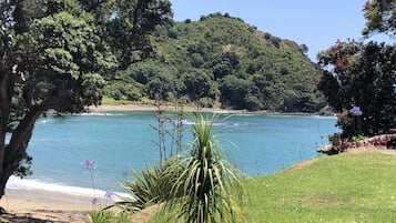 Playa privada y camastros