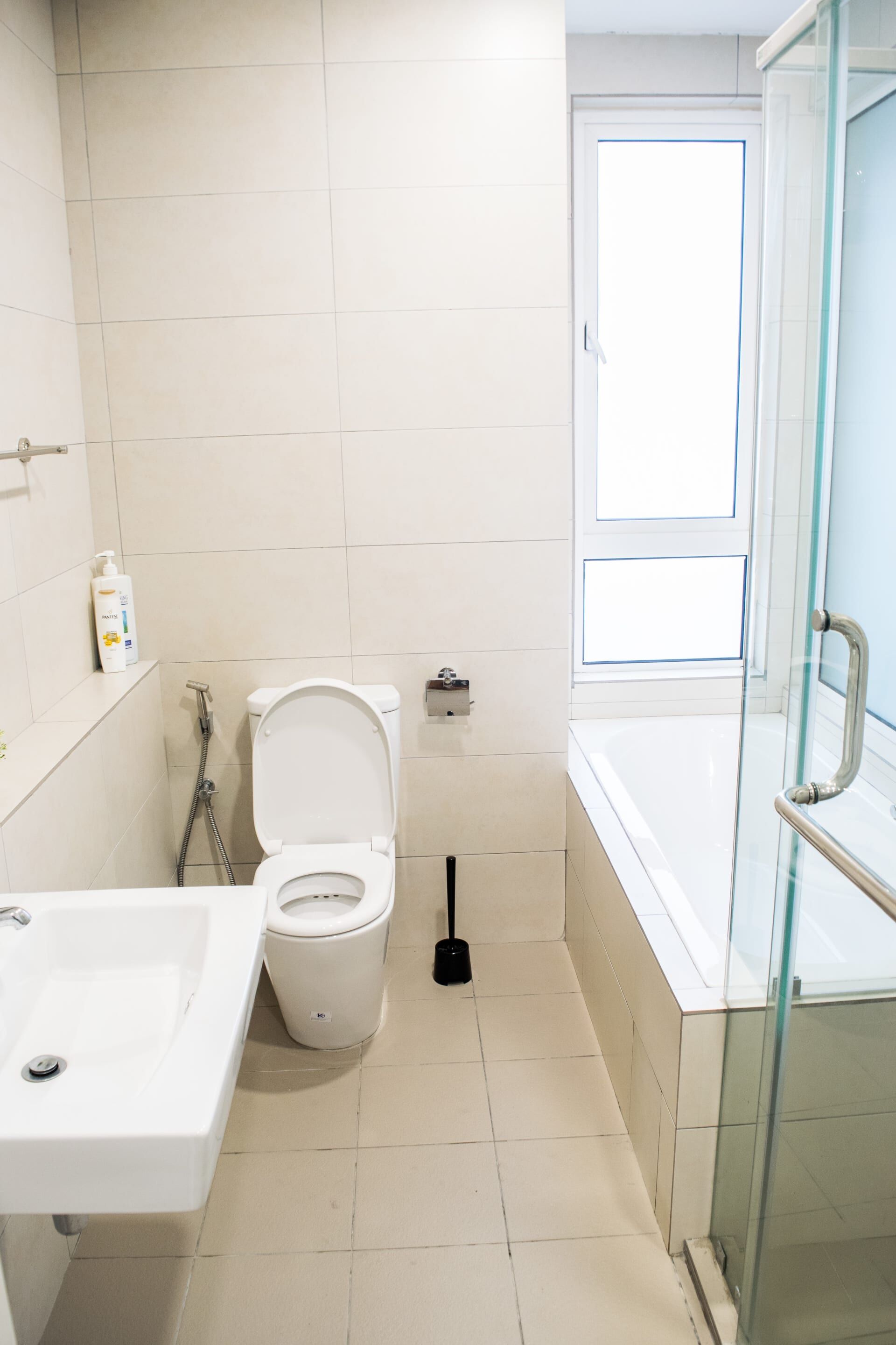A bathroom with a toilet, sink, and bathtub.