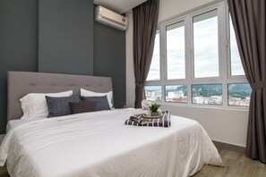 Soundproofing, free wired Internet, bed sheets - The Octagon Ipoh by Plush (Ipoh)