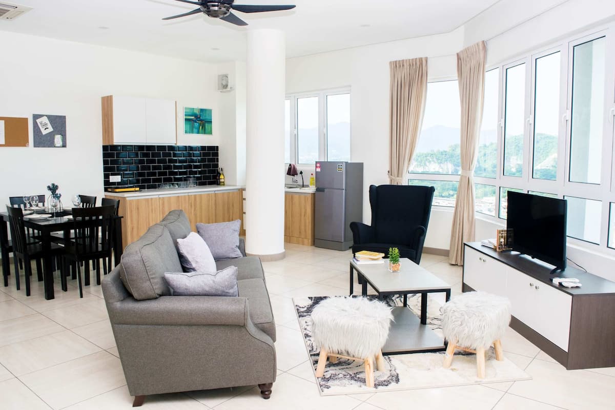 Family Penthouse | Living area | Flat-screen TV, Netflix