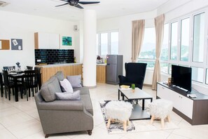 ファミリー ペントハウス | リビング エリア | 薄型テレビ、Netflix