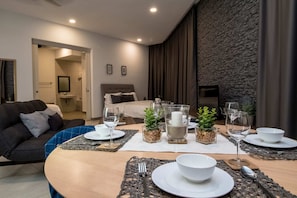 Căn hộ tiện nghi đơn giản, 2 phòng ngủ (3) | Bếp riêng | Tủ lạnh, ấm điện 
