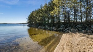 A clear lake with a rocky shoreline and trees. - Kesäranta 7 by Interhome (Kesälahti)