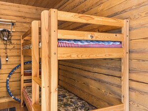 Ein Holzbett mit Etagen und einer Kopfstütze.