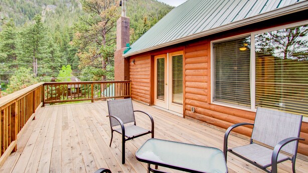 Terrace/patio - Great views, and next to the hiking trail heads. Near all major attractions! (Green Mountain Falls)