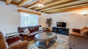 Smart TV, fireplace, DVD player, books - Great views, and next to the hiking trail heads. Near all major attractions! (Green Mountain Falls)
