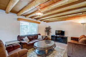 Smart TV, fireplace, DVD player, books - Great views, and next to the hiking trail heads. Near all major attractions! (Green Mountain Falls)