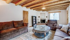 Smart TV, fireplace, DVD player, books - Great views, and next to the hiking trail heads. Near all major attractions! (Green Mountain Falls)