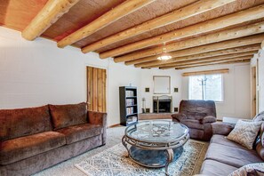 Smart TV, fireplace, DVD player, books - Great views, and next to the hiking trail heads. Near all major attractions! (Green Mountain Falls)