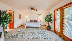 3 bedrooms, iron/ironing board, travel crib, WiFi - Great views, and next to the hiking trail heads. Near all major attractions! (Green Mountain Falls)