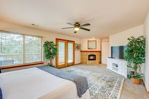 3 bedrooms, iron/ironing board, travel cot, WiFi - Great views, and next to the hiking trail heads. Near all major attractions! (Green Mountain Falls)