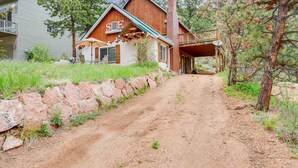 Exterior - Great views, and next to the hiking trail heads. Near all major attractions! (Green Mountain Falls)