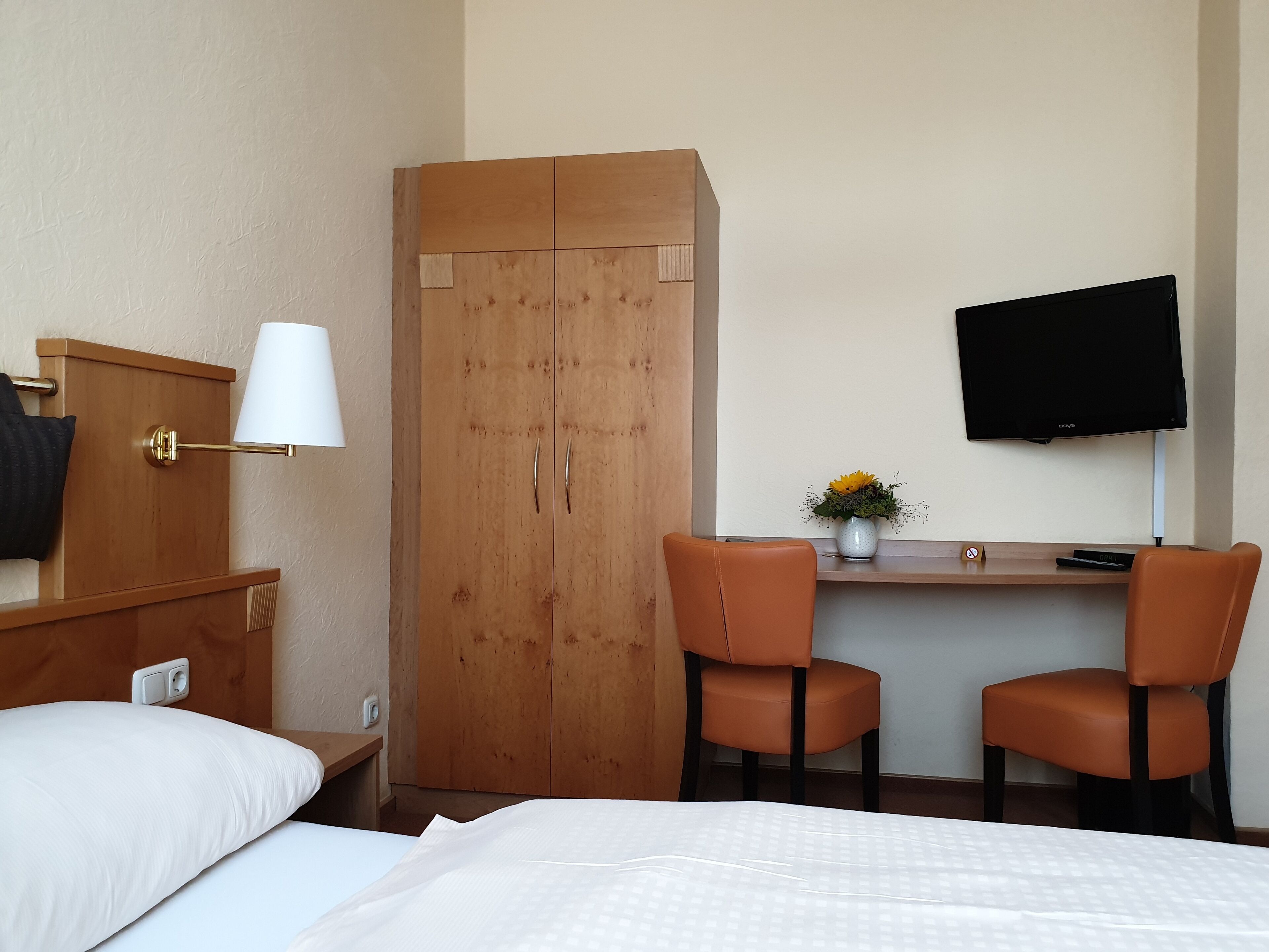 Basic Double Room | Living area | 32-inch TV with cable channels