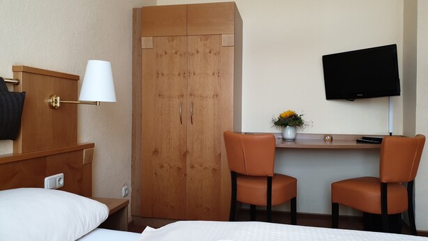 Basic Double Room | Living area | 32-inch TV with cable channels - Hotel Sauerländer Hof Iserlohn (Iserlohn)