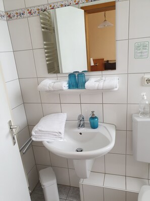 Basic Double Room | Bathroom | Shower, hair dryer, towels, soap