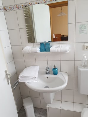 Basic Double Room | Bathroom | Shower, hair dryer, towels, soap
