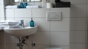 Basic Double or Twin Room | Bathroom | Shower, hair dryer, towels, soap - Hotel Sauerländer Hof Iserlohn (Iserlohn)