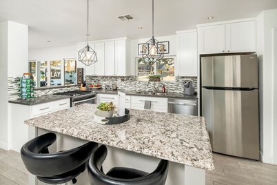 ✴HEATED POOL ✴ HOT TUB ✴ FIRE PIT ✴ OUTDOOR DINING