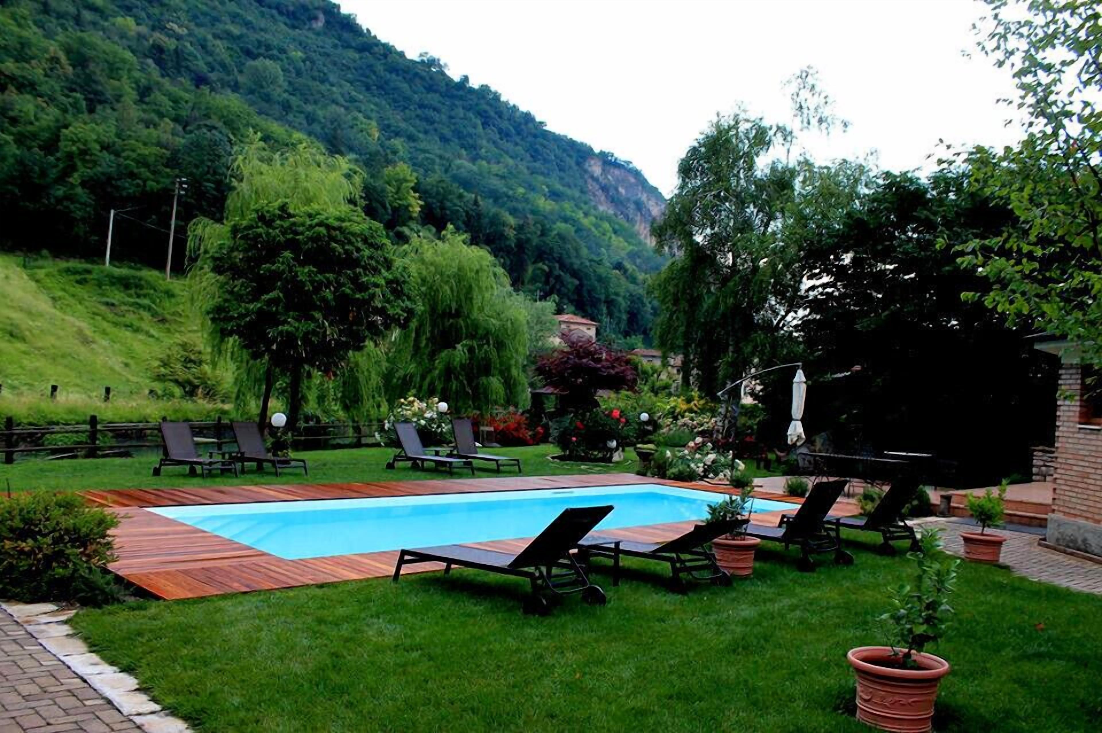 Piscina stagionale all'aperto, lettini