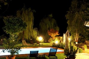 Seasonal outdoor pool, open 9:30 AM to 7:00 PM, sun loungers - Hotel Calvi (Vittorio Veneto)