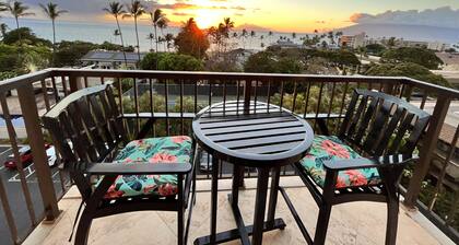 Top Floor Ocean View Studio. Walk to the beach & see the Sunset from the lanai