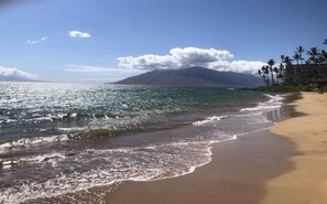 Perto da praia, espreguiçadeiras, toalhas de praia 