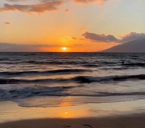 Beach nearby, sun-loungers, beach towels